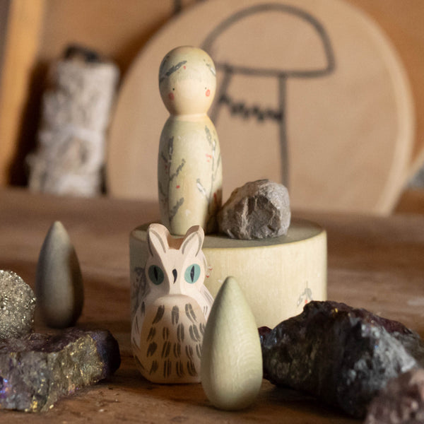 Das Spielset Hello Winter von Grapat und Ostheimer zusammen geschlichtet und gestapelt mit verschiedenen glänzenden Steinen.