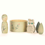 Das Spielset Hello Winter von Grapat und Ostheimer nebeneinander aufgestellt, Grapat Nin ganz links, dann Holzschale, dann Ostheimer Schneeeule, dann Mandalas.