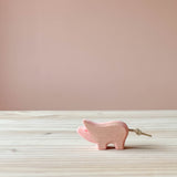 Ostheimer rosa Ferkel mit Schwänzchen aus einem Jutefaden - eine beliebte Holzfigur zum Spielen für Kinder, die das Bauernhof-Spiel mögen.