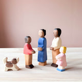 Fast die ganze Familie an Ostheimer Spielfiguren aus Holz: Mutter, Vater, Sohn und Tochter und der kleine Bernhardiner stehen in einer Gruppe beisammen.