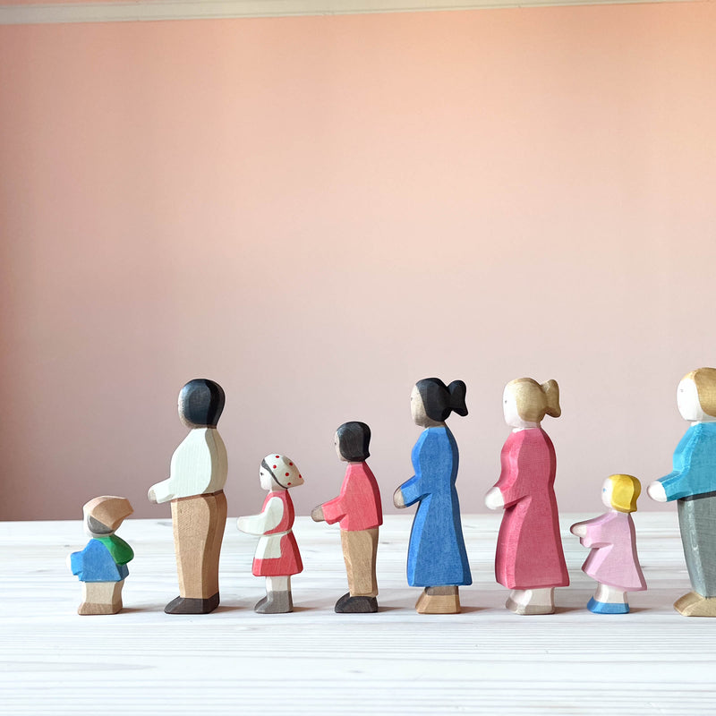 Ostheimer menschliche Spielfiguren stehen in einer Reihe und schauen alle nach links.