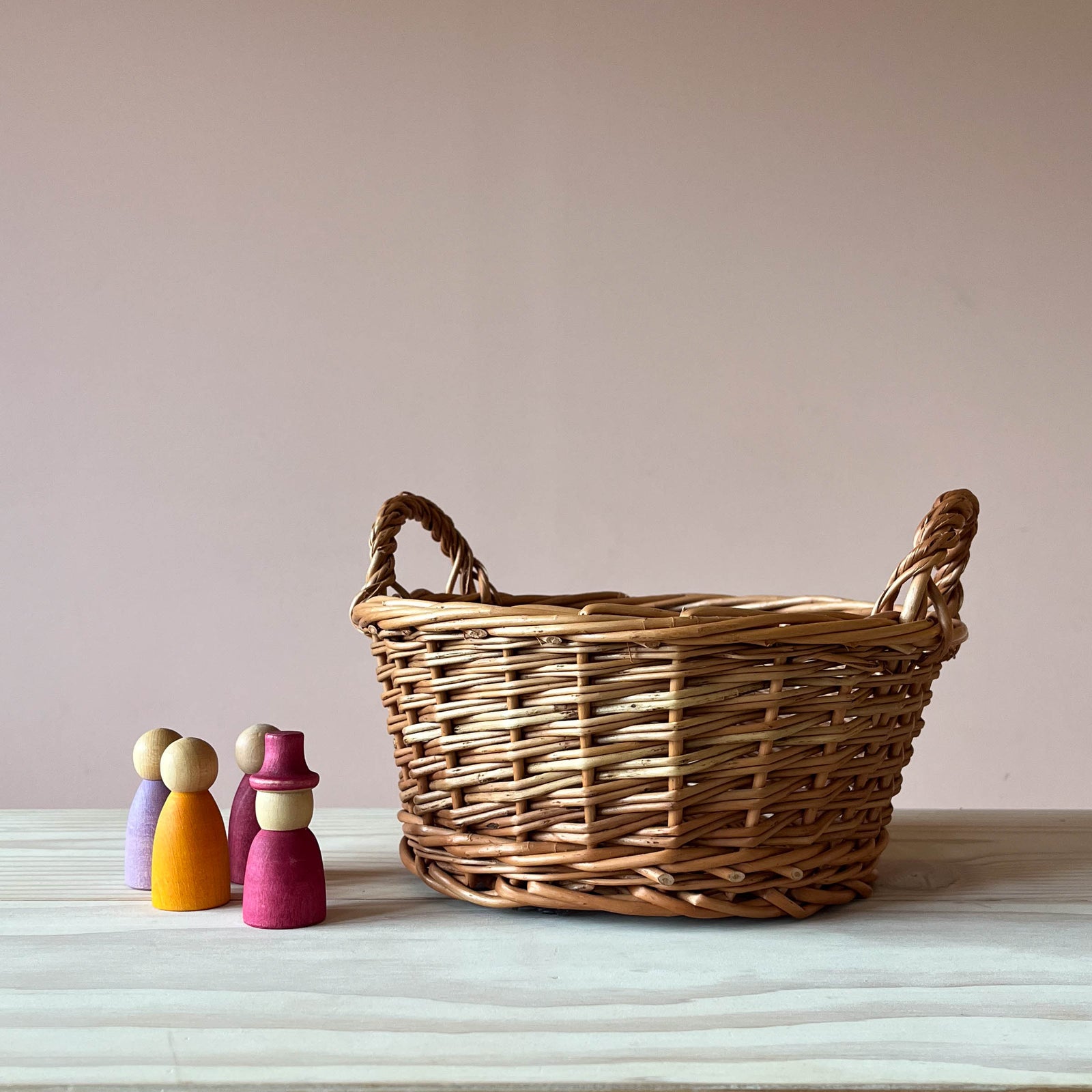 Runder Weidenkorb mit Griffen