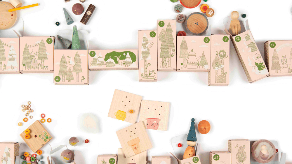 Die kleinen Kartonschachteln des Grapat Adventskalender 2025 Limited Edition, teilweise sieht man die Überraschungen, manche Boxen sind verschlossen.