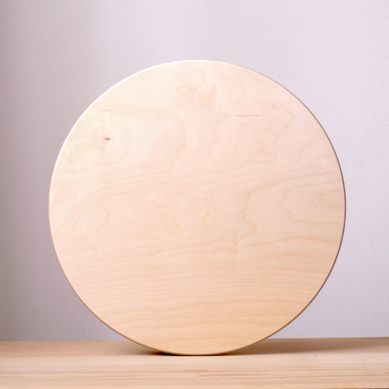 Die große, runde Holzplatte "Construction Base Platform" von Grapat stehend auf der Kante.