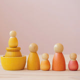 Gelbe und Orange Grapat Spielmaterialien aus Holz, z.b. Nins, Schälchen und Mates Töpfchen.