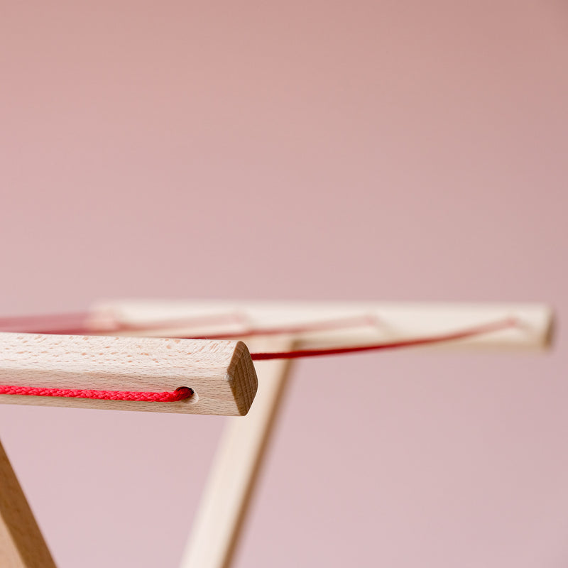 Nahaufnahme der Wäscheleine Fädelung beim Glückskäfer Wäscheständer für Kinder.