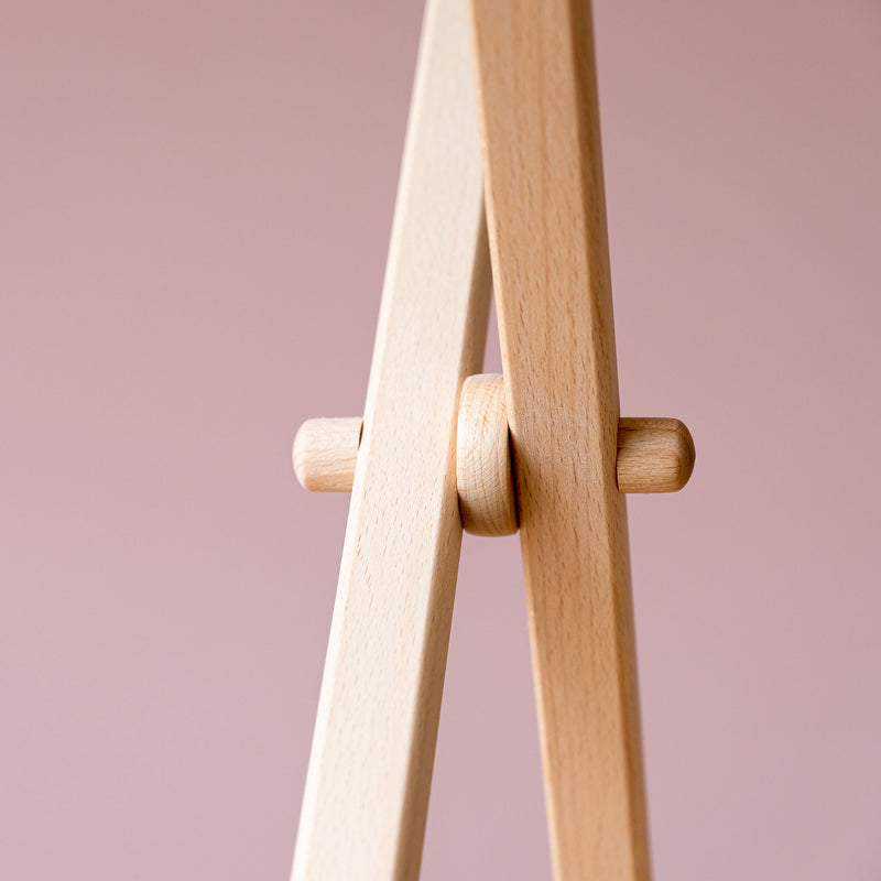 Das Verbindungsstück des Klappmechanismus vom Glückskäfer Wäscheständer als Nahaufnahme.