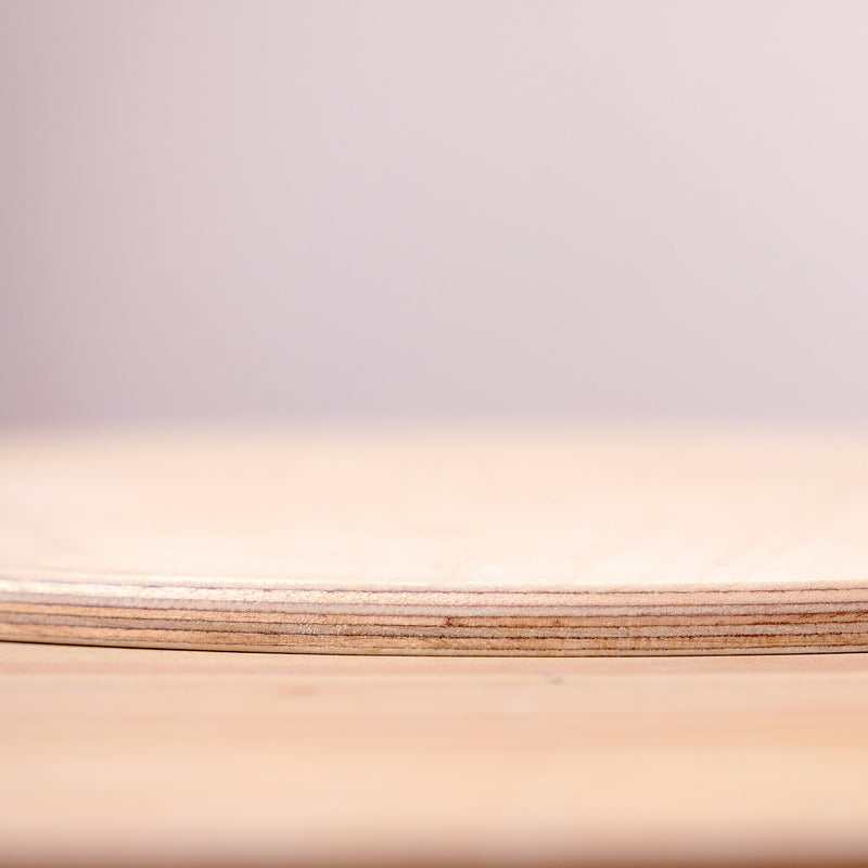 Der Schichtaufbau der großen, runden Holzplatte "Construction Base Platform" von Grapat von nahe fotografiert.